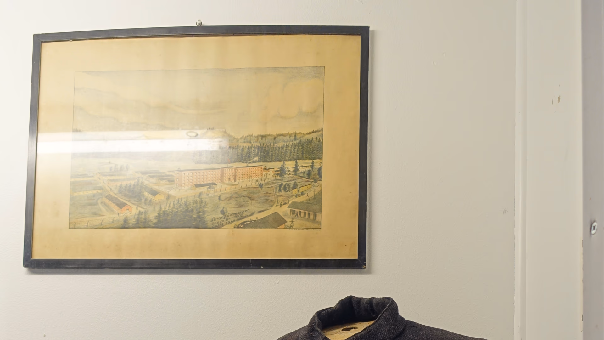 Original Grini-fangedrakt med nummer og politisk trekant, utstilt ved Arquebus Krigshistorisk Museum, Haugalandmuseet