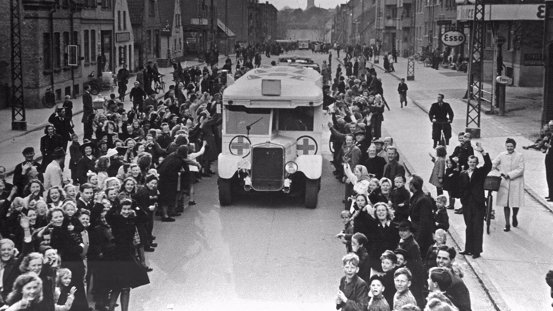 Danske Røde Kors-busser kjører gjennom Odense 17. april 1945, på vei mot Sverige med fanger fra tyske konsentrasjonsleirer
