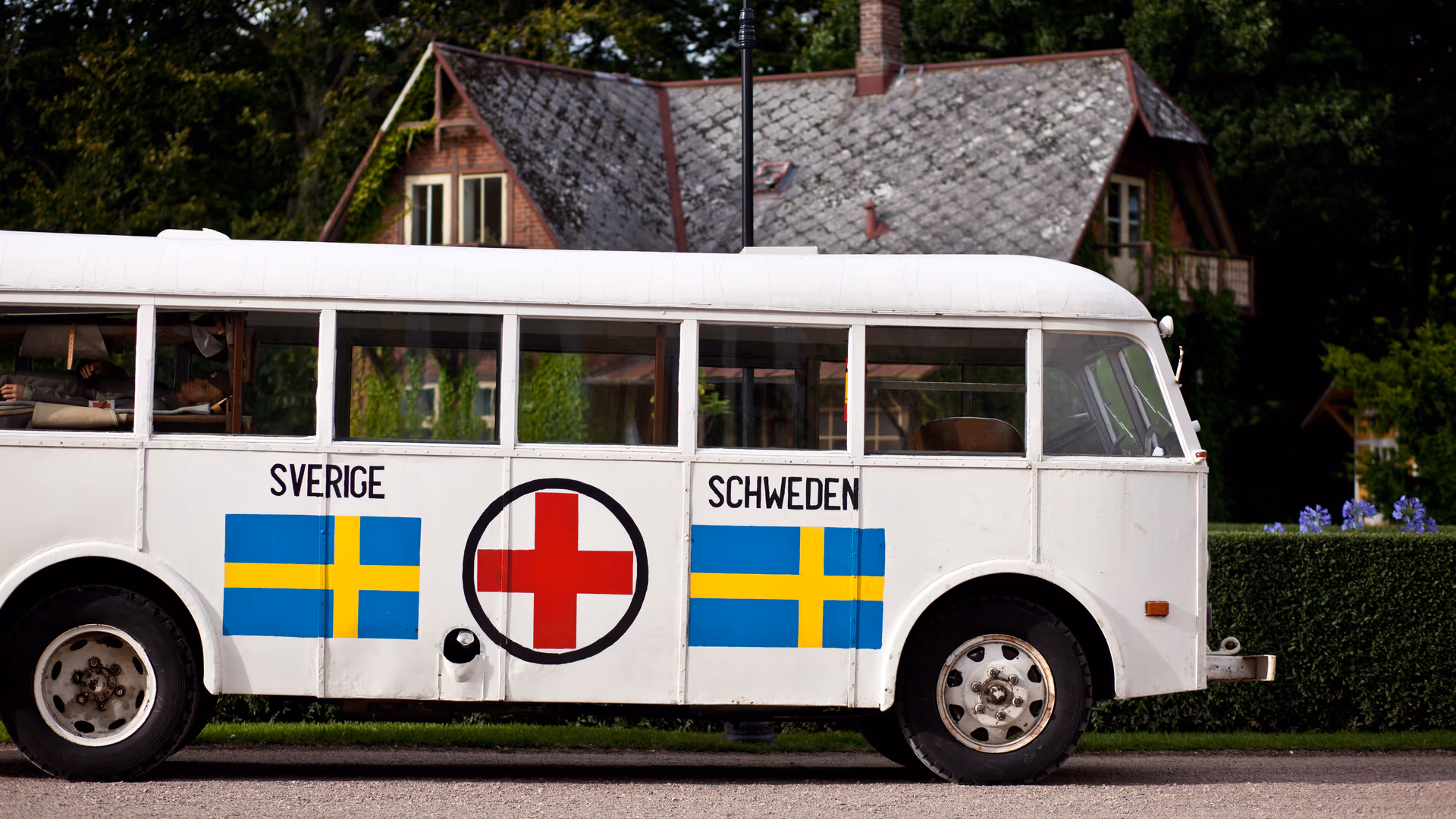 En av De hvite bussene, bevart med de svenske flaggene og Røde Kors-merket