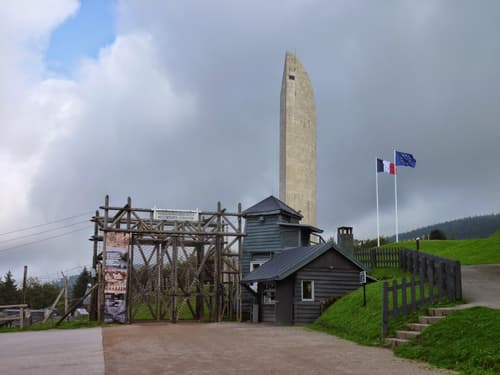 Historisk dokumentasjon fra Natzweiler-leiren som viser leirens fysiske strukturer og omgivelser