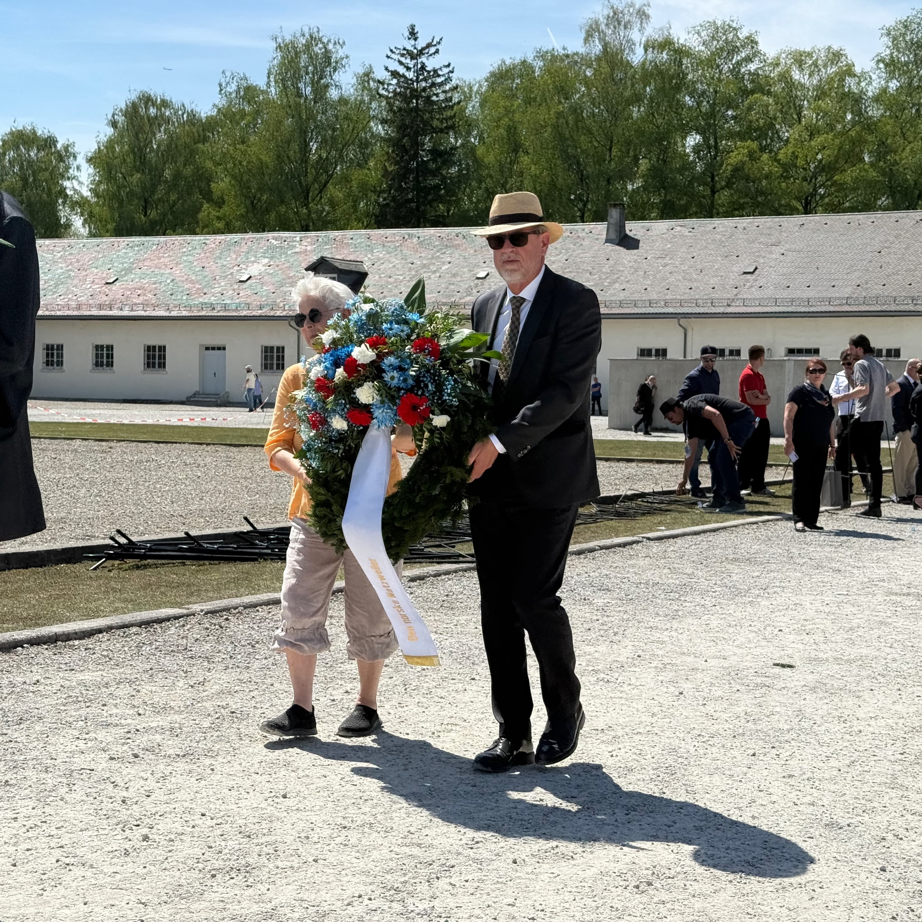 DNND-delegatene bærer den norske kransen til det internasjonale monumentet