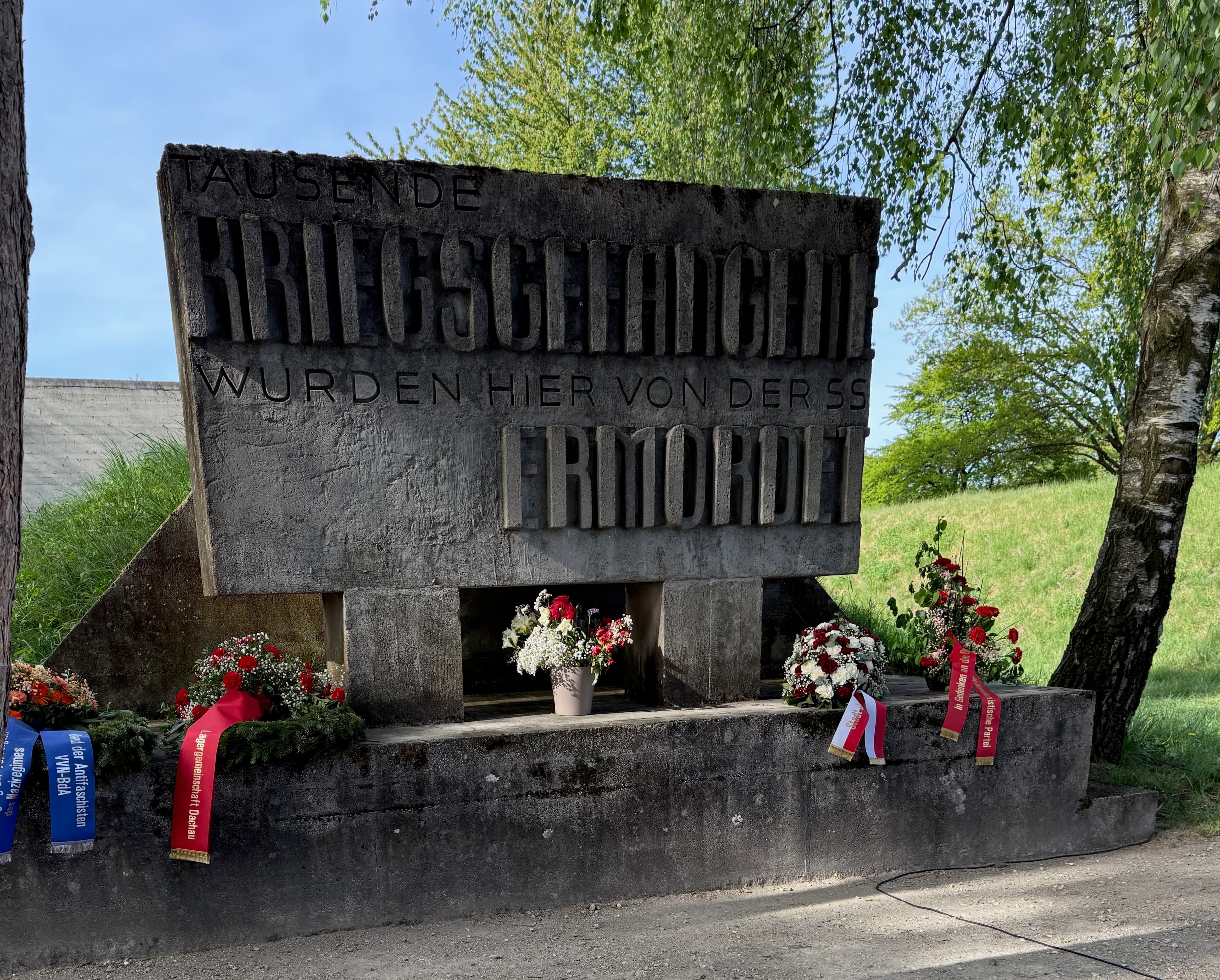 Minnesteinen i Hebertshausen med kranser