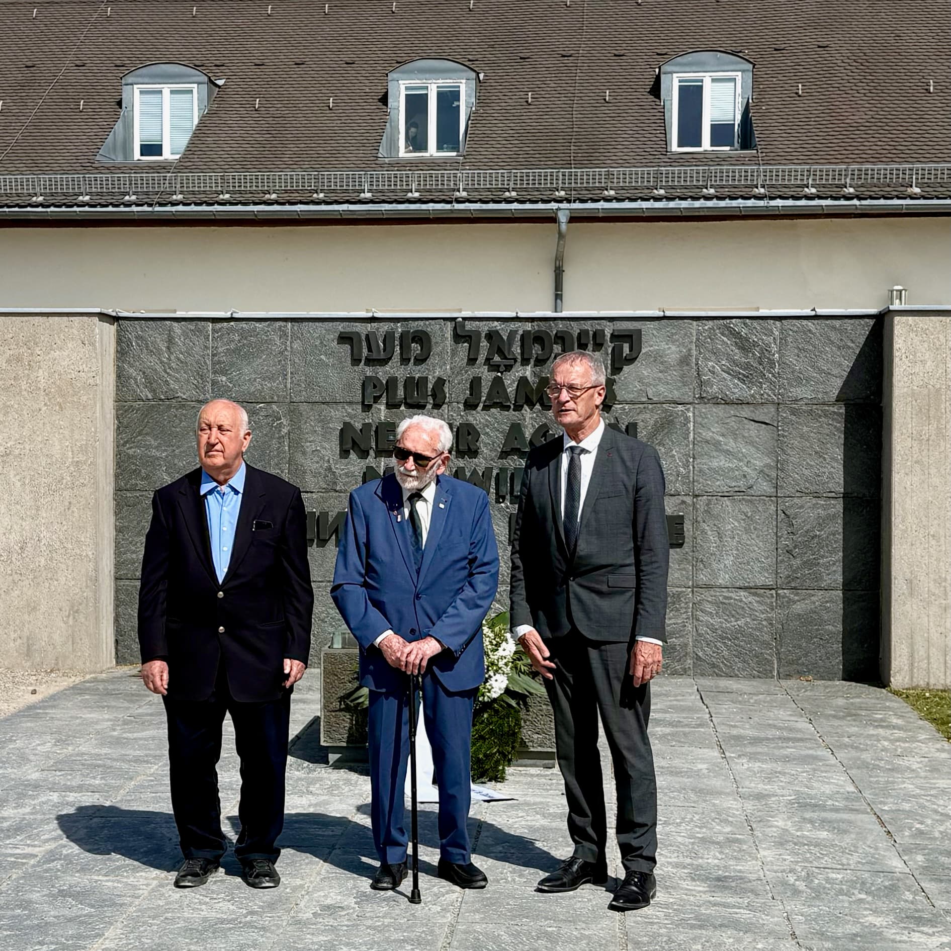 Kransnedleggelsen ved det internasjonale monumentet i Dachau