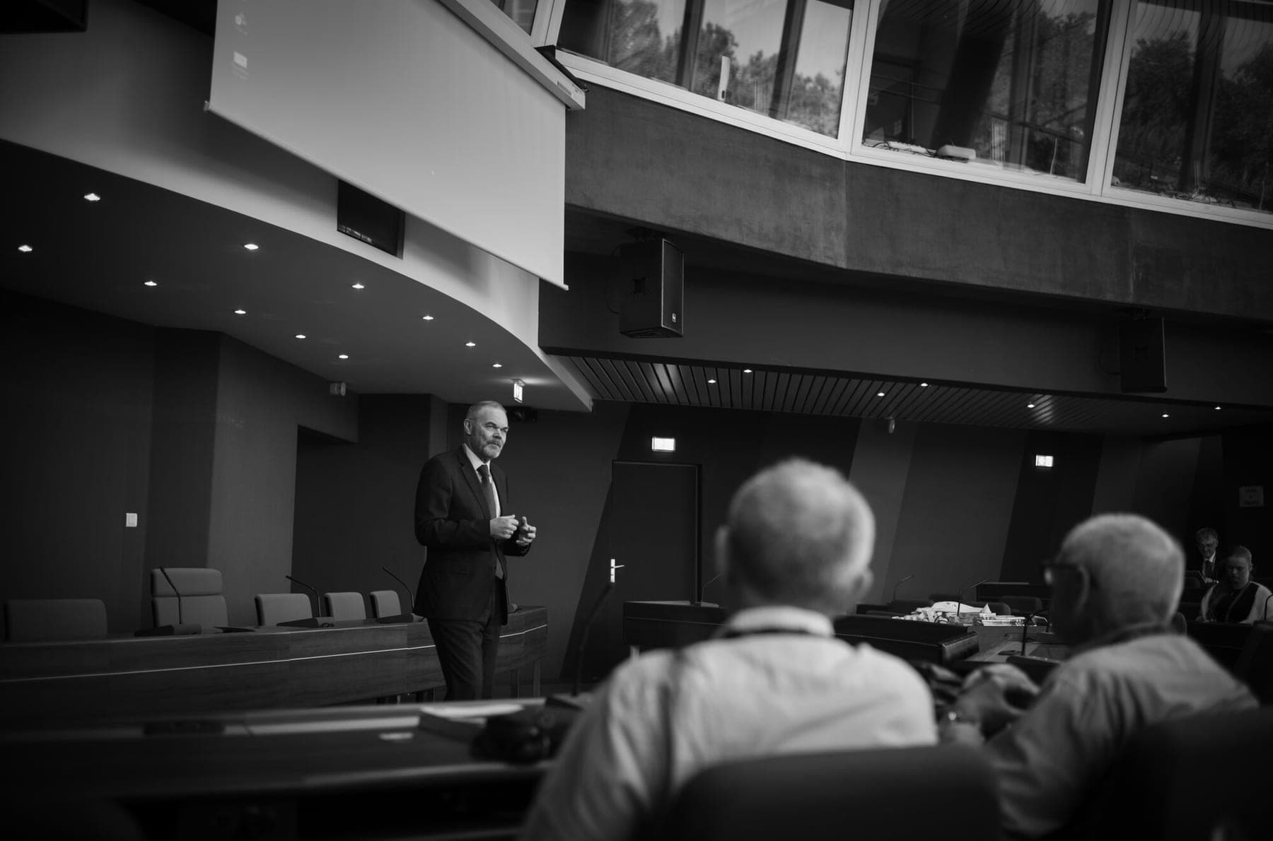 En av innlederne taler til følget i et møterom i Europarådet