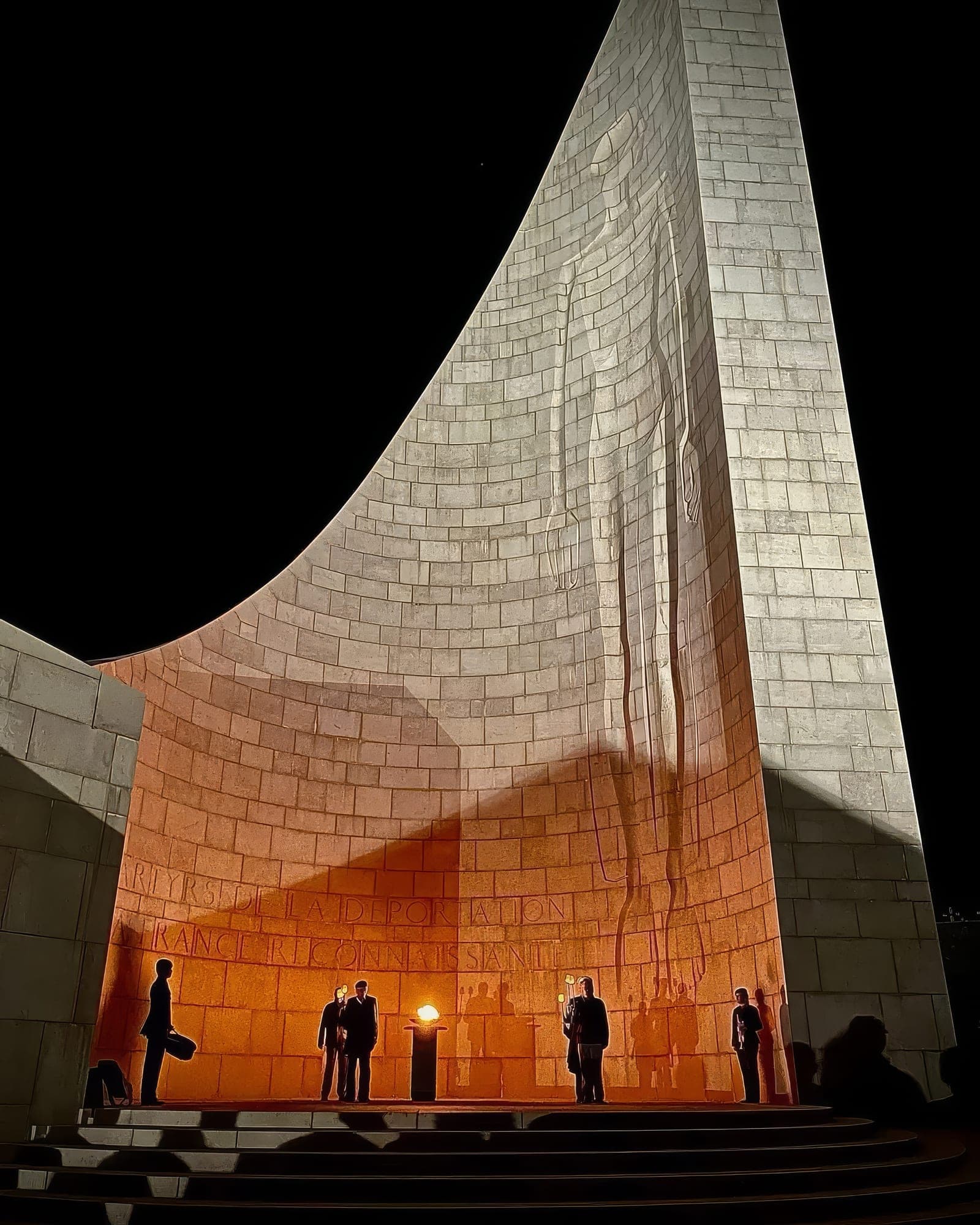 Fakkelvakt ved Mémorial de la Déportation, med innskriften «Aux martyrs de la déportation, France reconnaissante»
