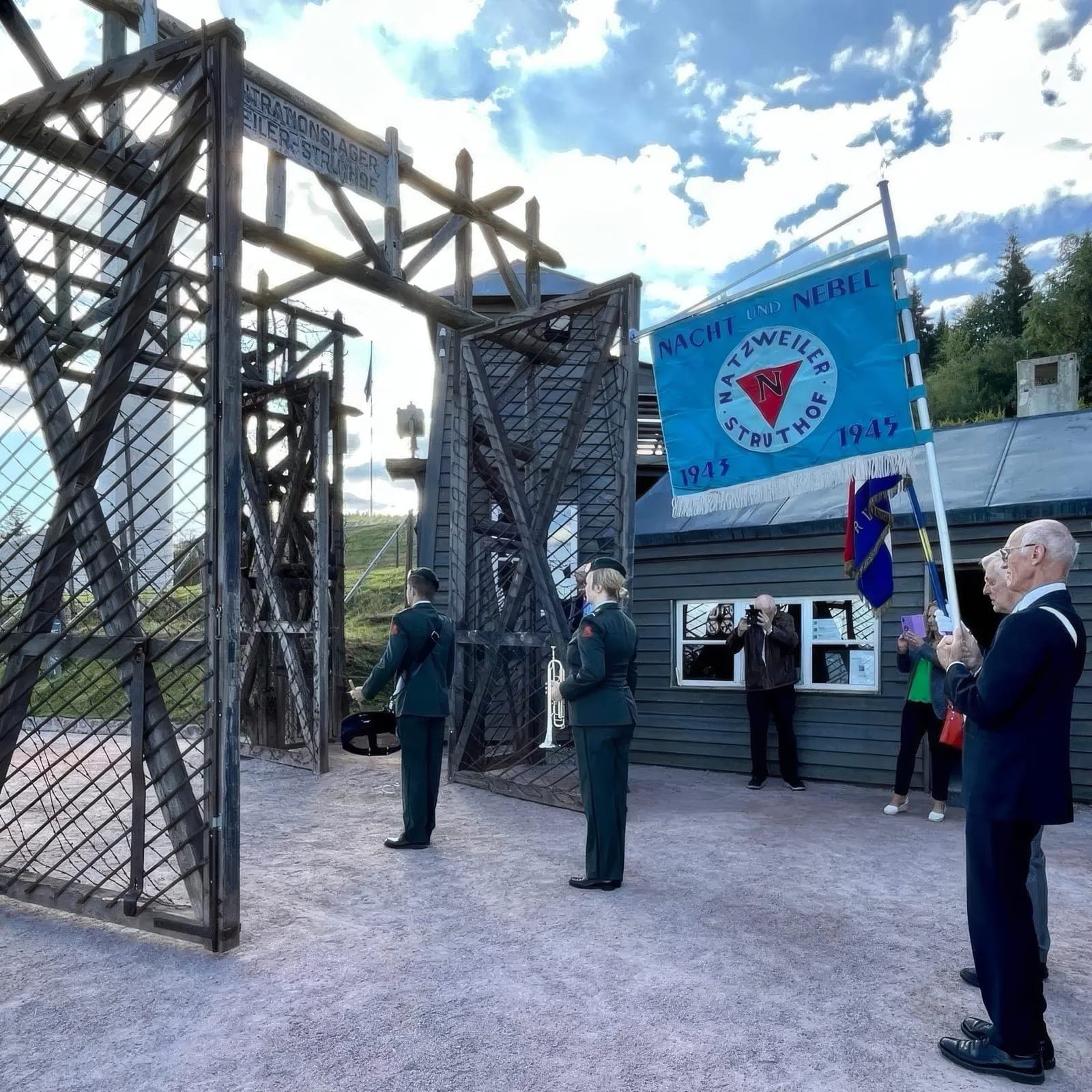 Porten til Natzweiler-Struthof med fanen «Nacht und Nebel — Natzweiler-Struthof 1943–1945»