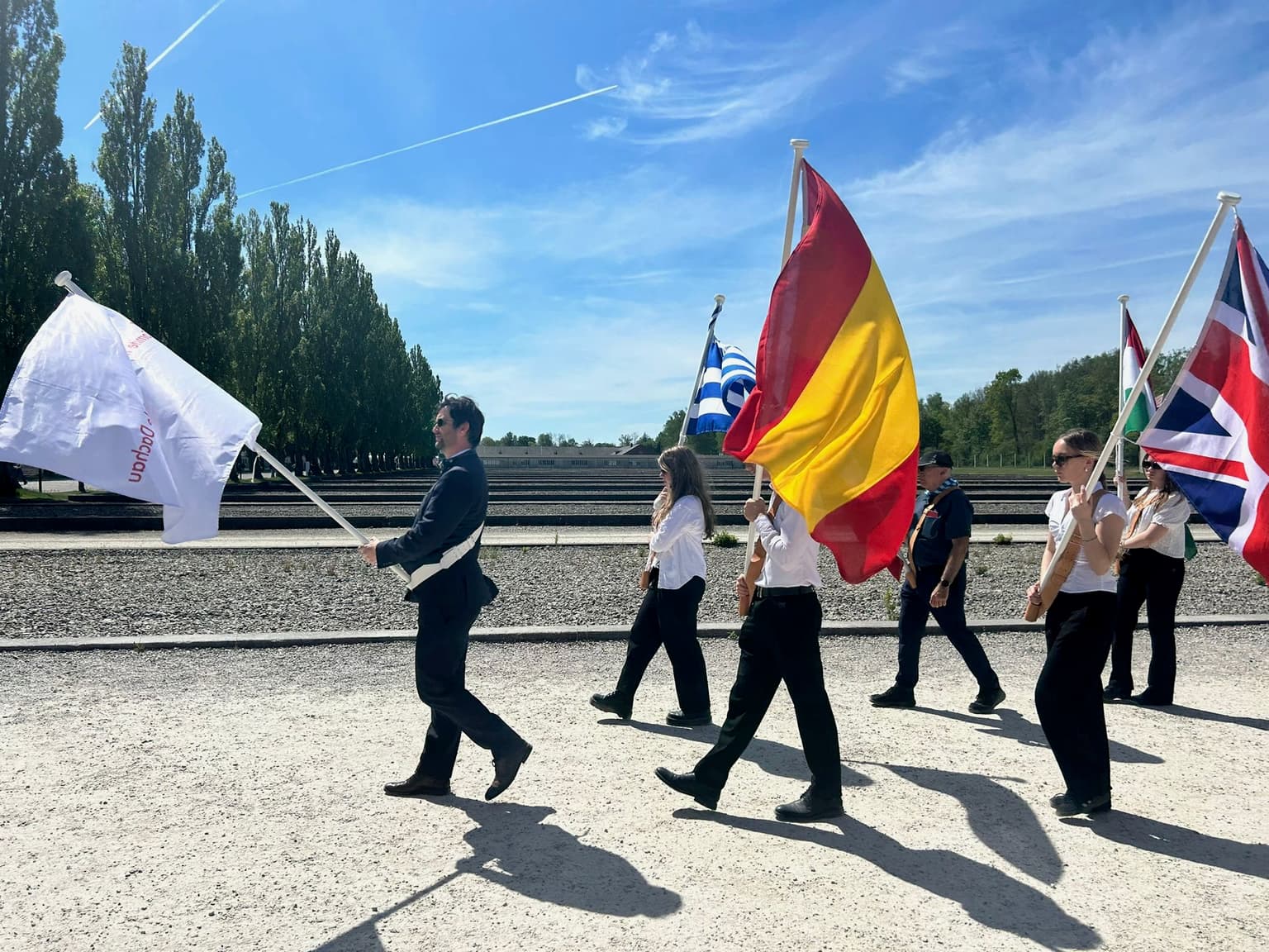 Fanebærere fra flere land på den tidligere appellplassen i Dachau