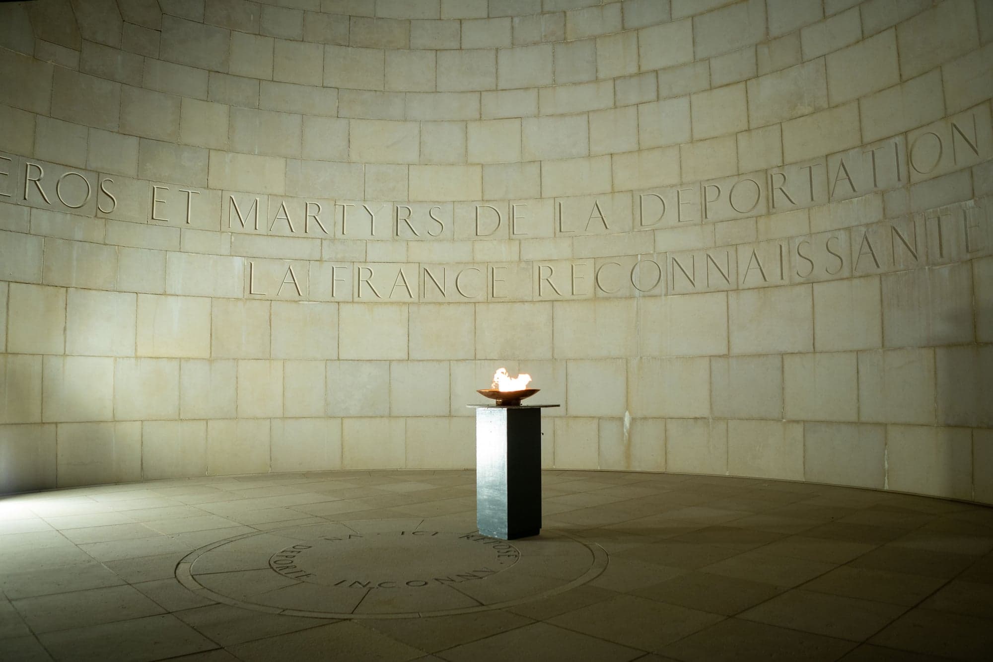 Innsiden av minnesmerket, med innskriften «...éros et martyrs de la déportation, la France reconnaissante» og den evige flammen