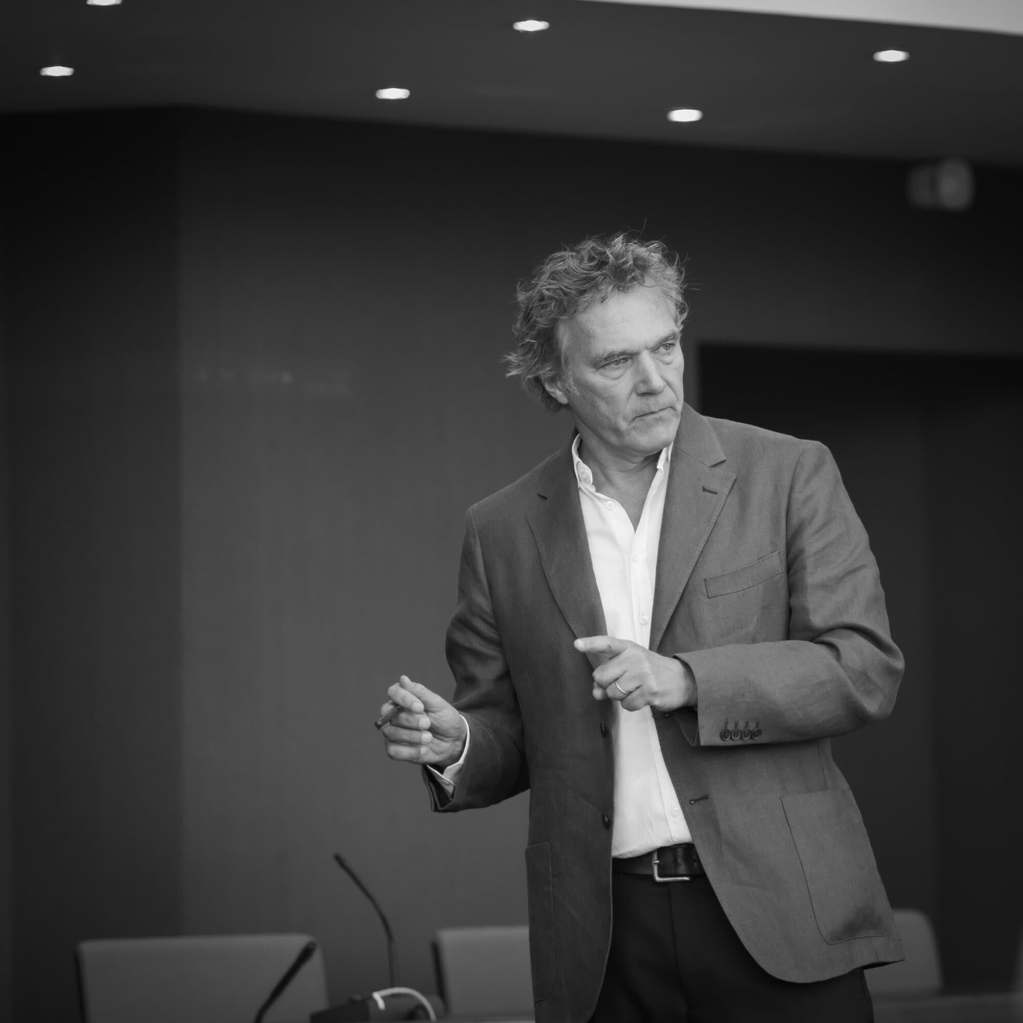 Marco Leidekker taler til følget i Europarådets møtesal