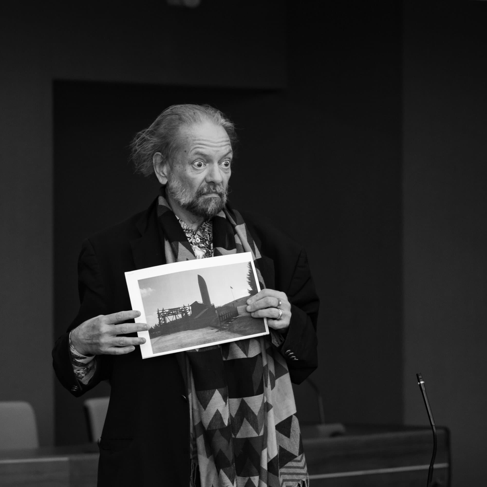 Jean-Philippe Restoueix holder opp et fotografi av Mémorial de la Déportation under innlegget i Europarådet