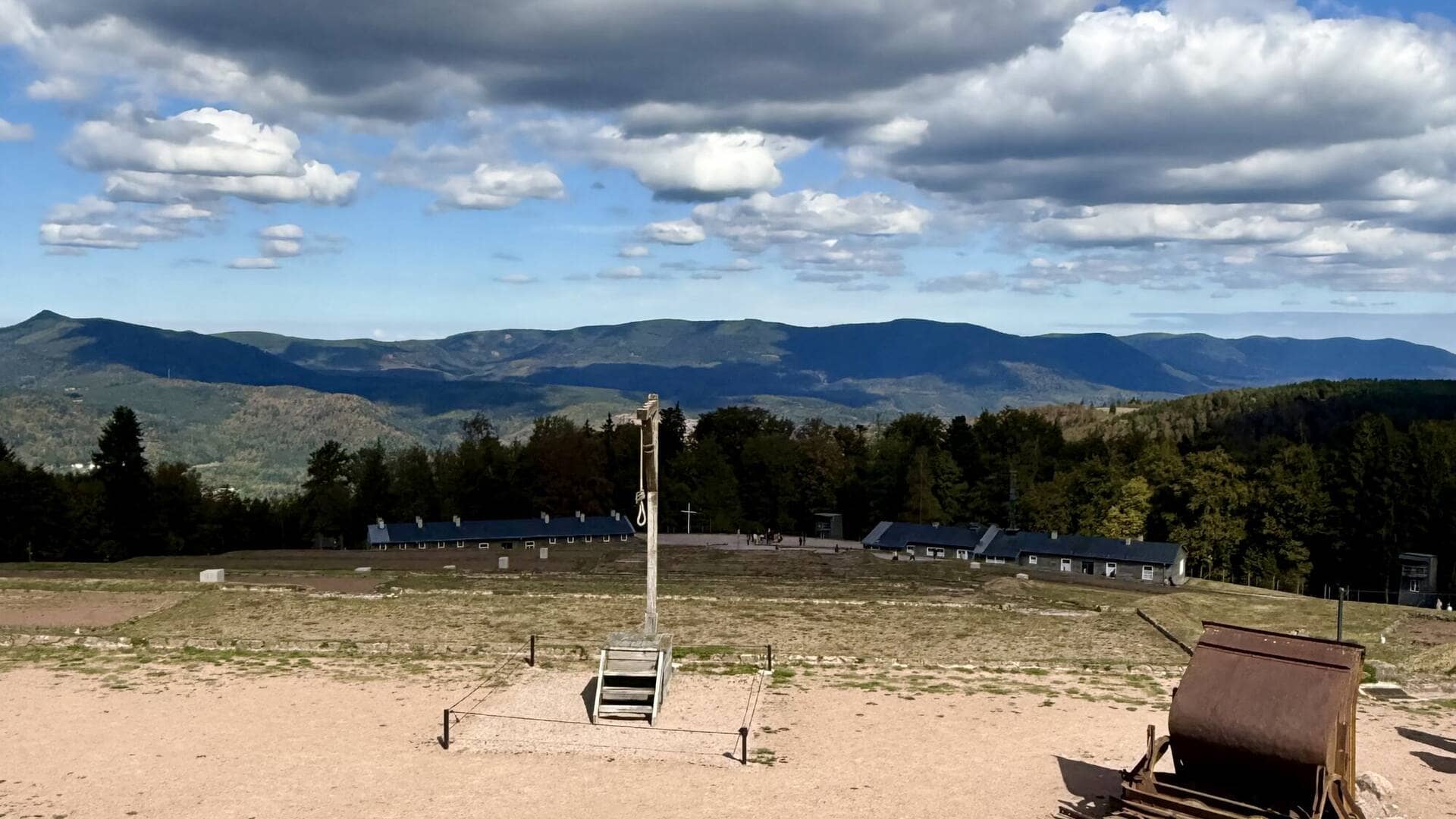 Appellplassen i Natzweiler-Struthof med galgen, Vogesene i bakgrunnen. Foto: Odd Arild Meling