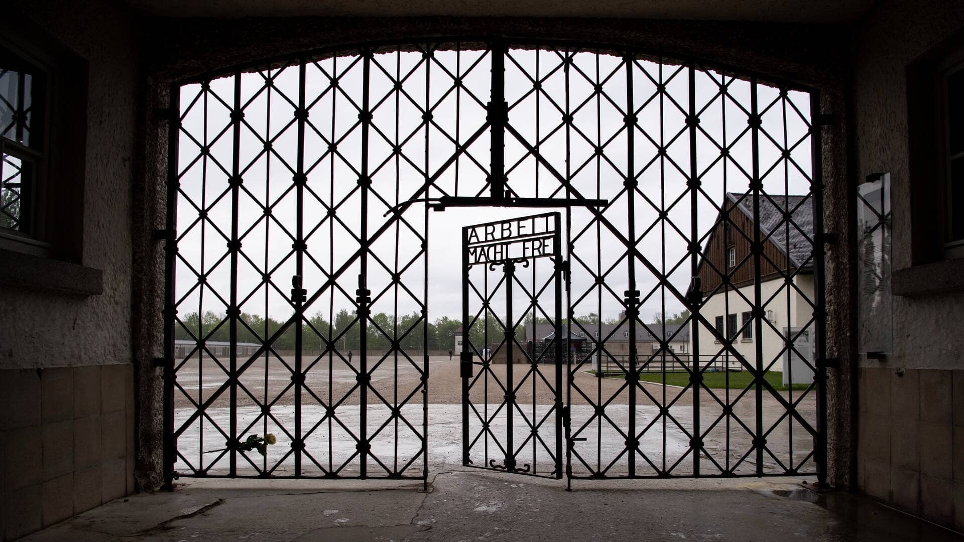 Porten til Dachau med det ikoniske slagordet Arbeit macht frei – løgnen som ble til portskilt