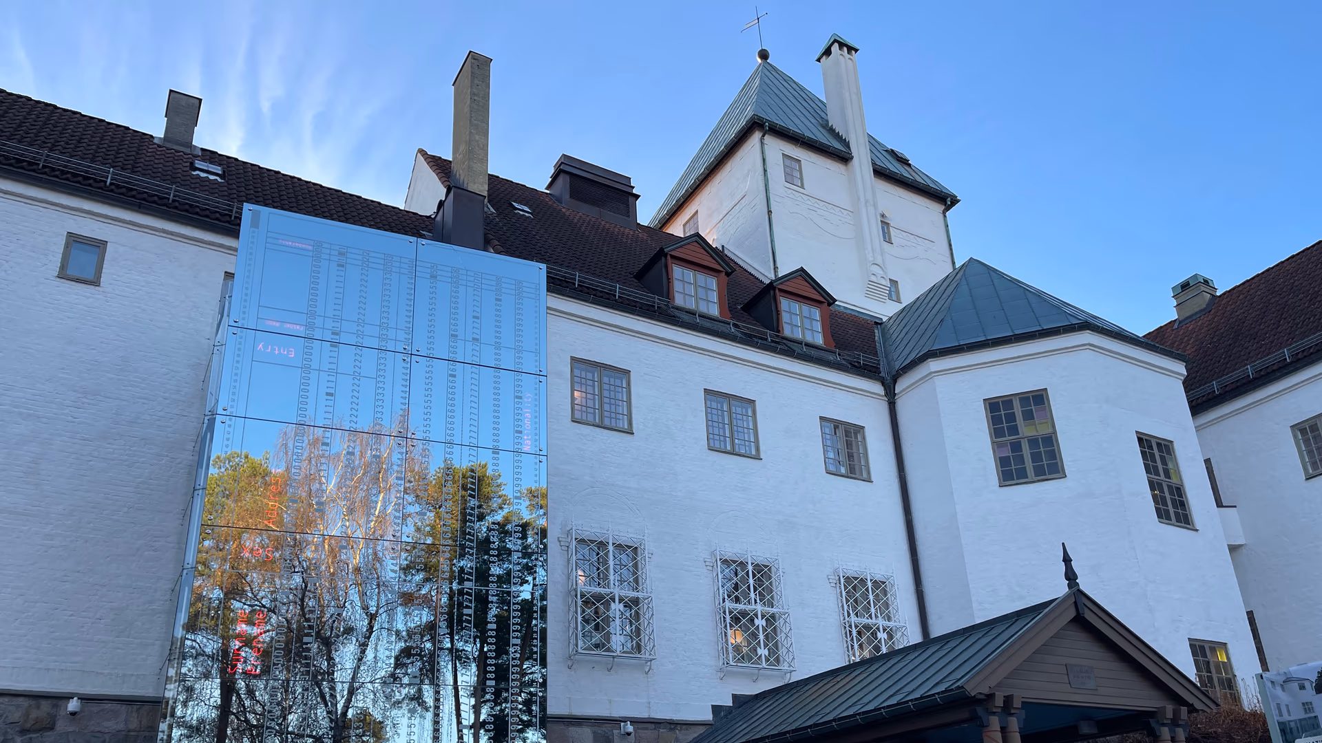 Villa Grande på Bygdøy, med minneveggens registerkort-motiv i glass foran hovedbygningen