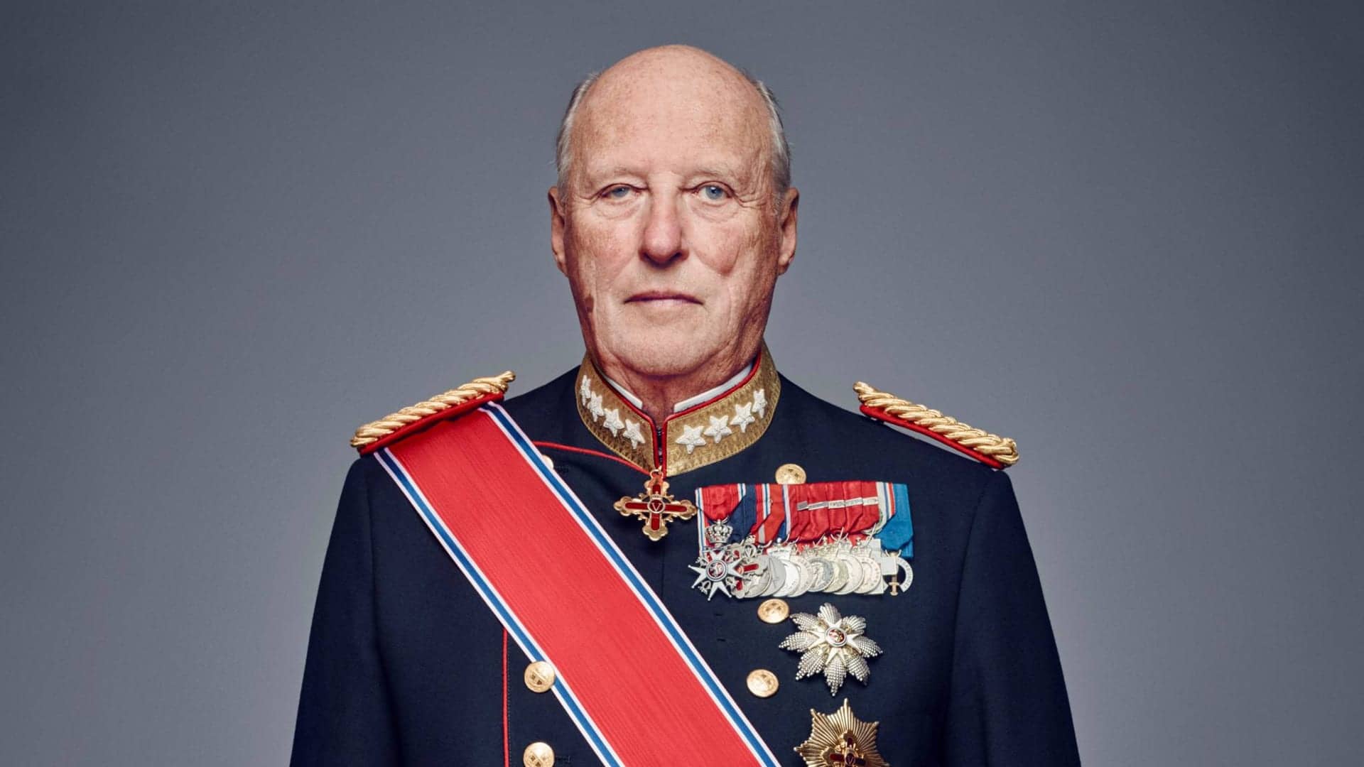 Portrett av kong Harald V i gallauniform med ordener og medaljer