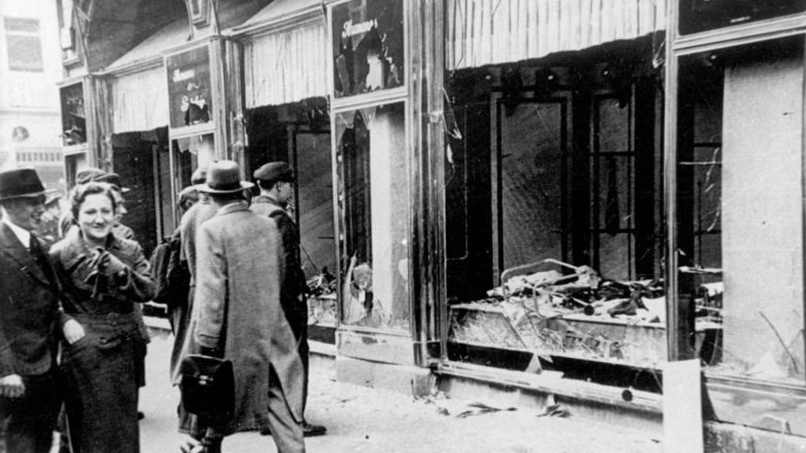 Knust utstillingsvindu i en jødisk eid forretning i Magdeburg etter Krystallnatten, november 1938