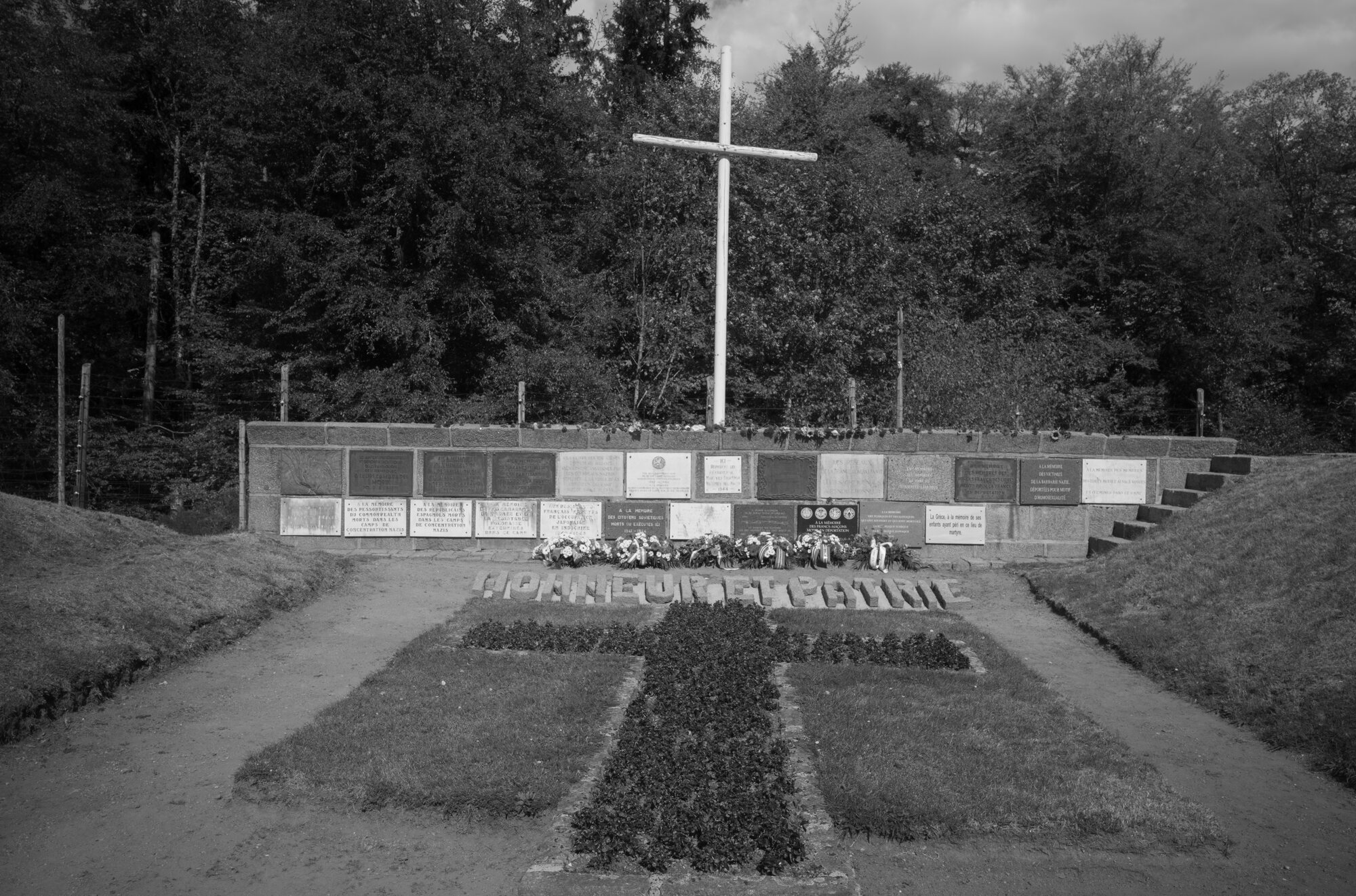 Askegraven i Natzweiler-Struthof med kransene etter minnemarkeringen 12. september 2026. Foto: Torgeir W. Sørbye
