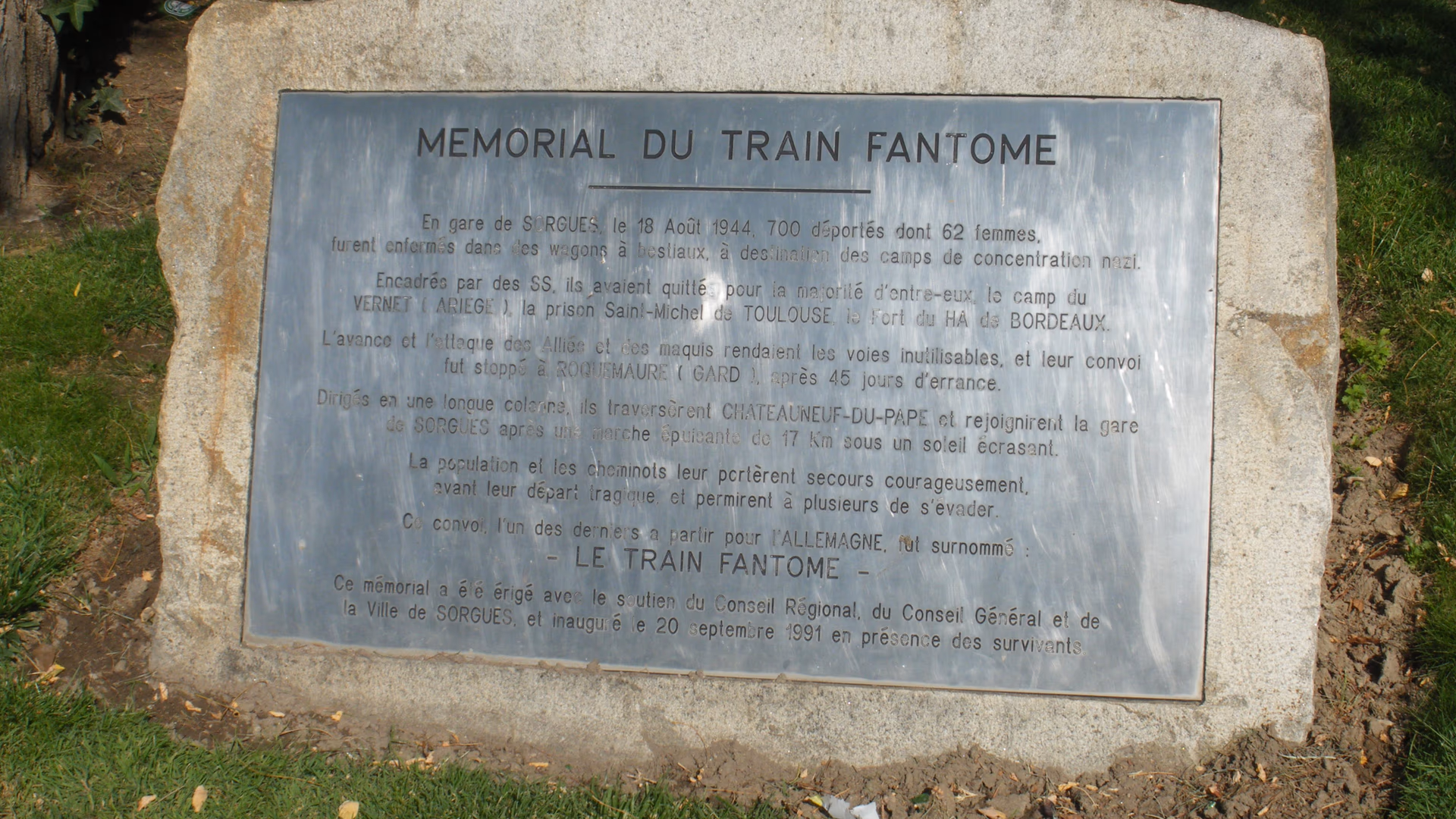 Minneplaten for Spøkelsestoget (Train Fantôme) ved jernbanestasjonen i Sorgues, Frankrike